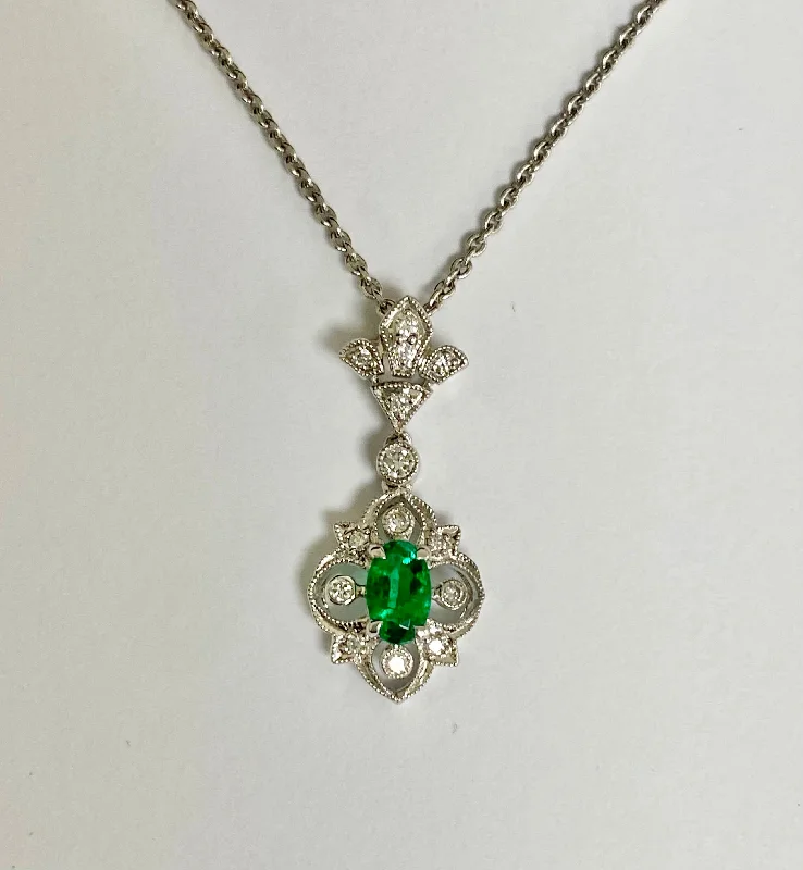 Clearance Sale Elegant Chain 14kt White Gold Emerald and Diamond Pendant